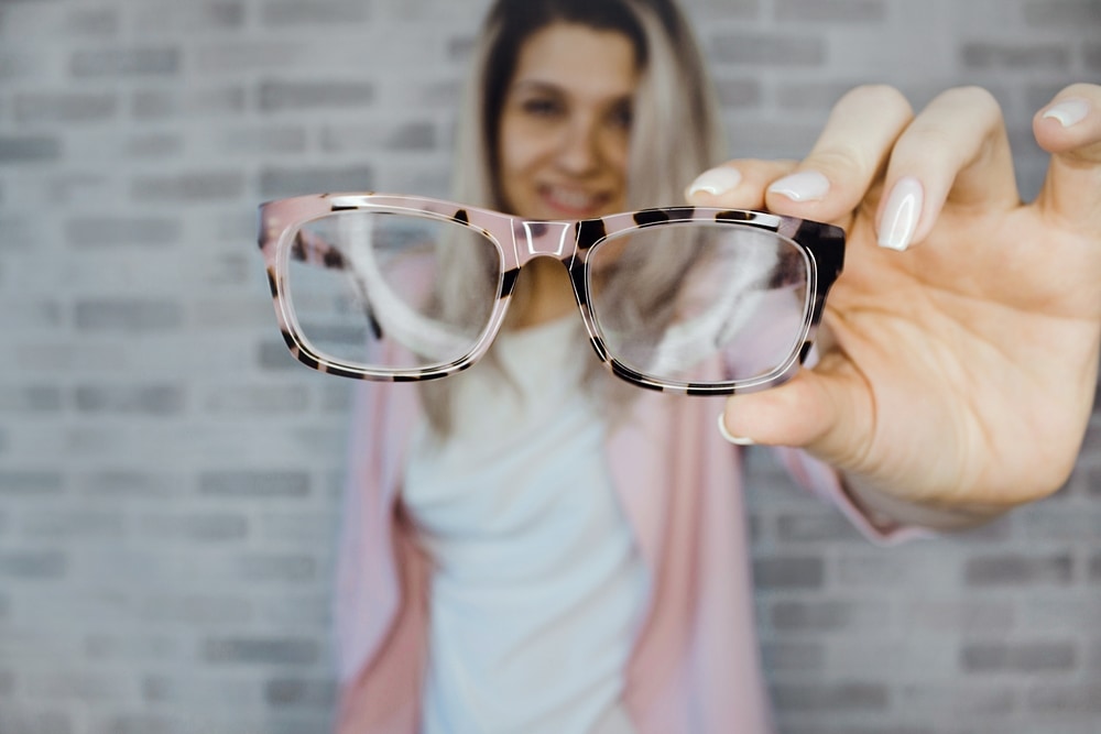 6 Model Kacamata yang Cocok Dengan Bentuk Wajah