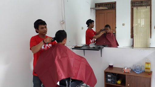 Pangkas Rambut Sambil Beramal