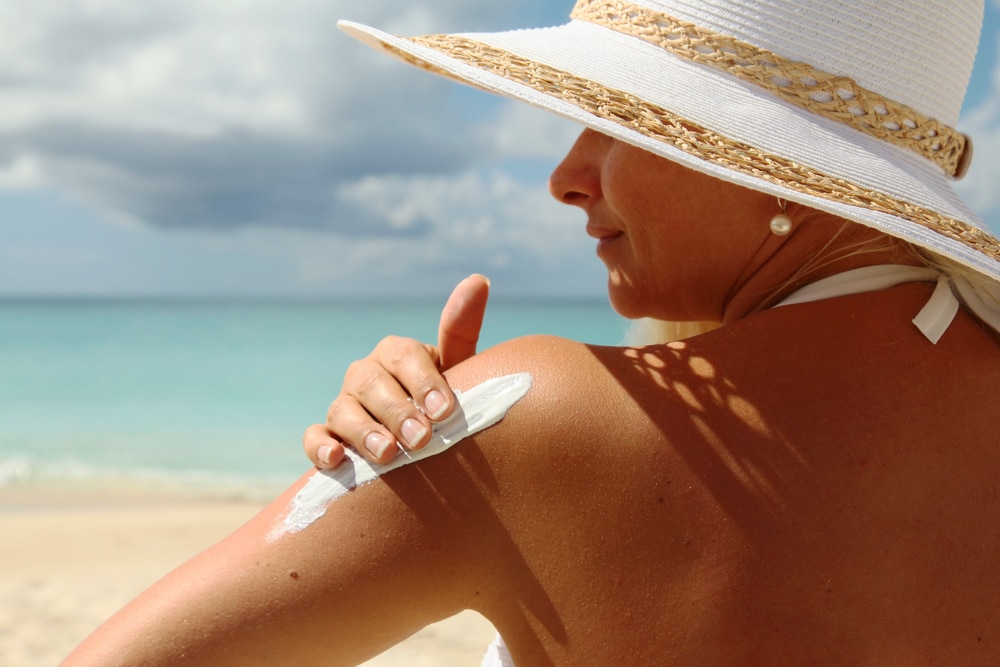 7 Rekomendasi Sunscreen Terbaik Untuk Liburan di Pantai