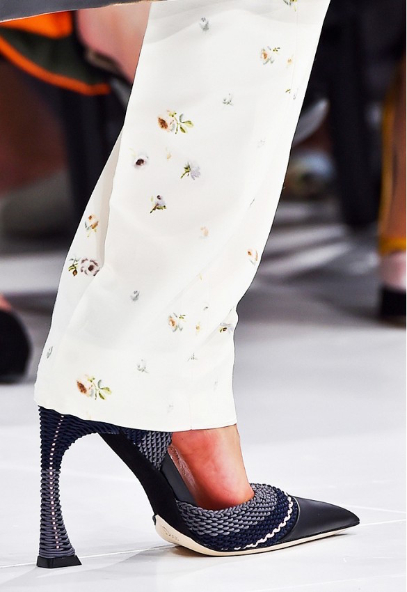 Curved Heels Mendominasi Fashion Week 2015