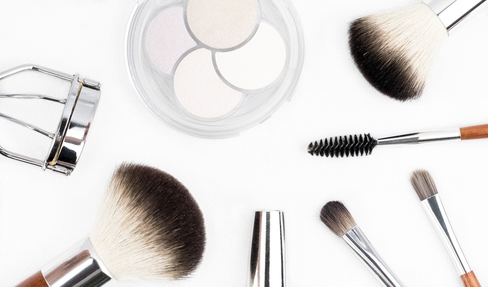 8 Perlengkapan Makeup yang Wajib Dibawa Saat Liburan