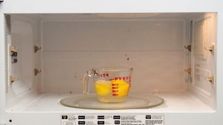 Cara Mudah Bersihkan Microwave