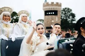 Pernikahan Mewah Sandra Dewi di Disneyland Jepang