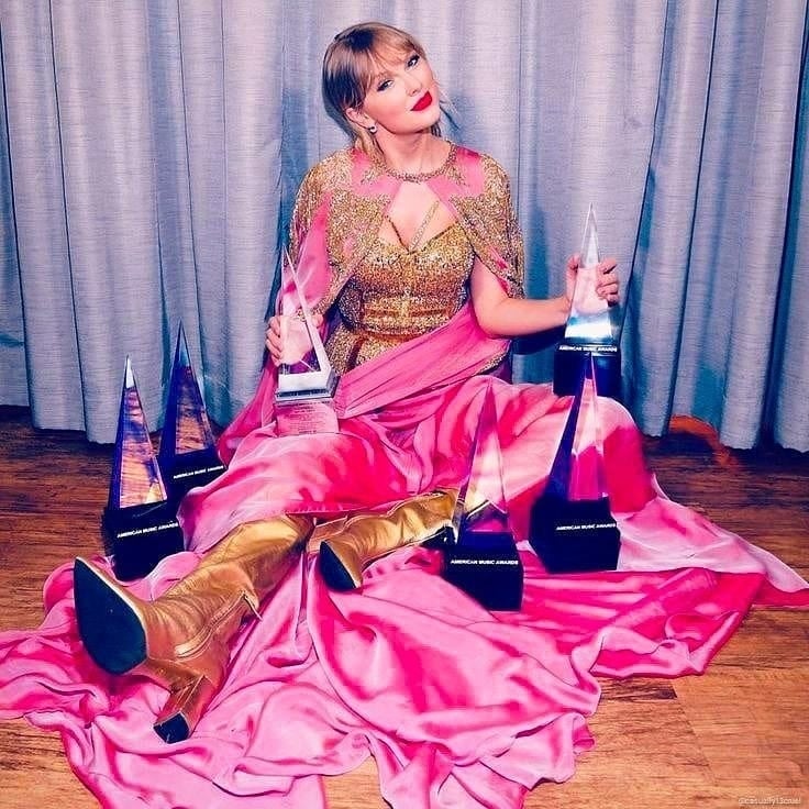 Taylor Swift Menang 3 Penghargaan Sekaligus Di AMAs