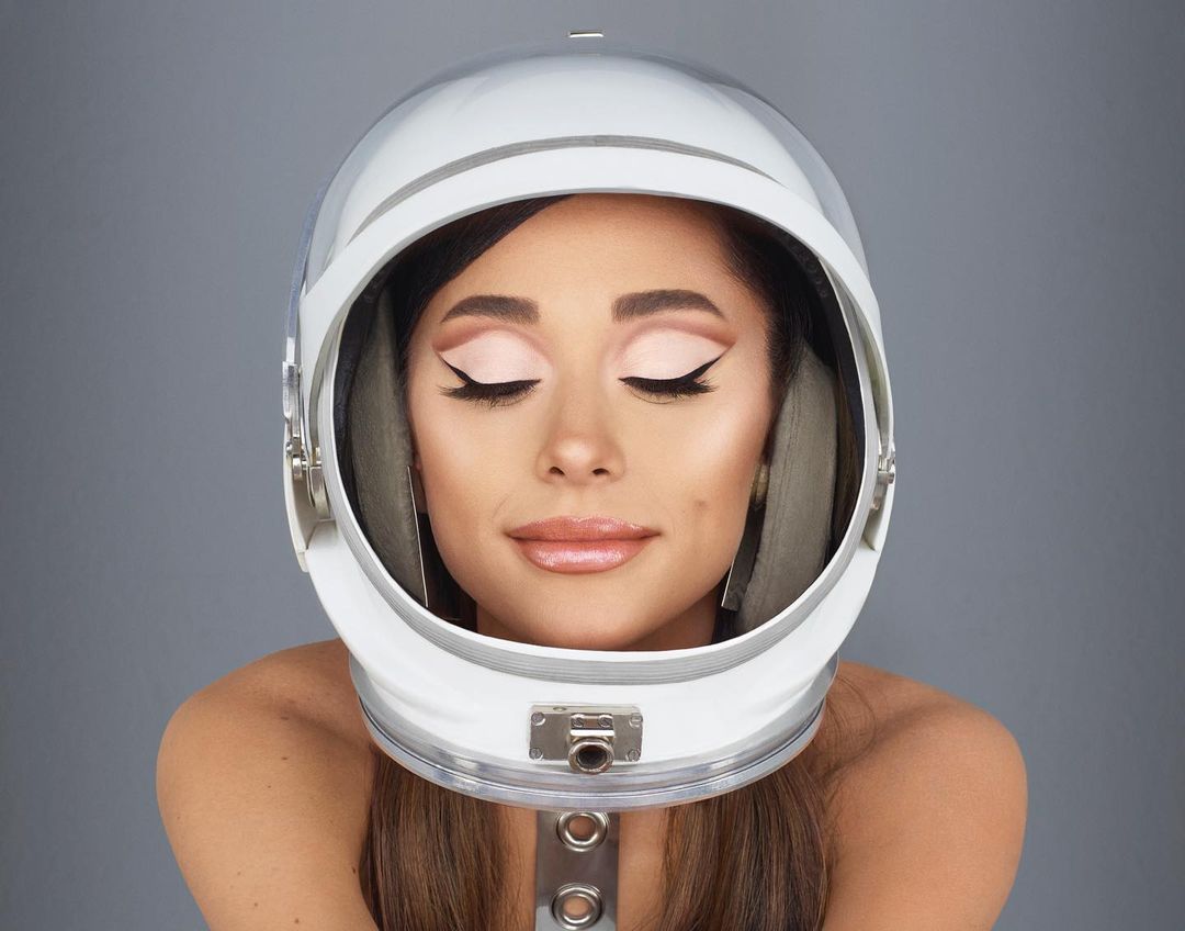 Intip Make Up Line Terbaru dari Ariana Grande r.e.m Beauty