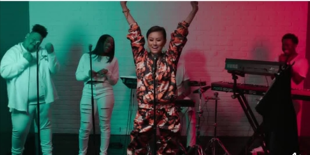 Aksi 'Bikin Merinding' Agnez Mo di Live Billboard