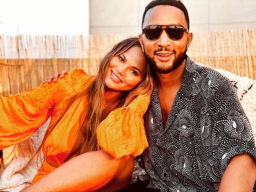 Alami Pendarahan, Chrissy Teigen Dirawat Di Rumah Sakit