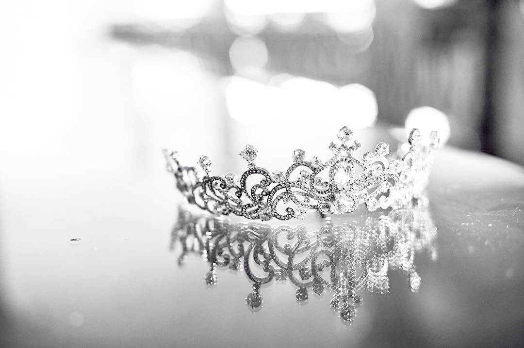 Alasan untuk Tak Memakai Mahkota Dengan Berlian Palsu
