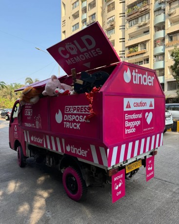 Move On! Tinder Hadirkan Truk Sampah Barang dari Mantan