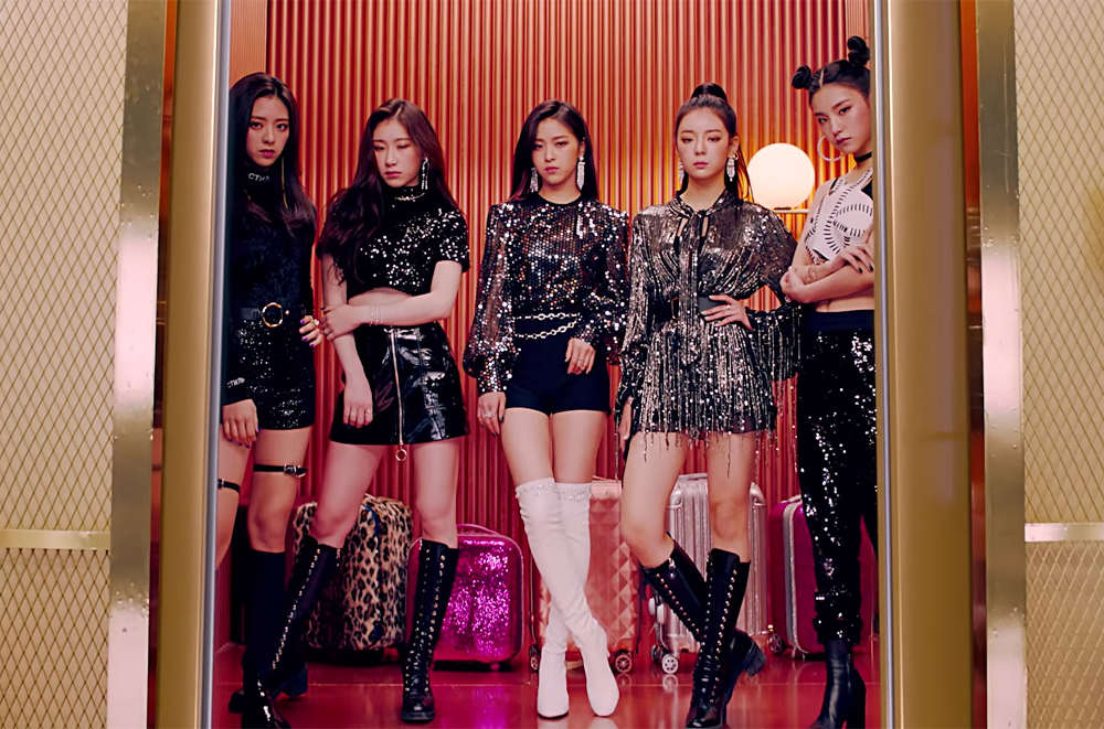 Contek Gaya Modis Grup ITZY di Video Klip 'Dalla Dalla'