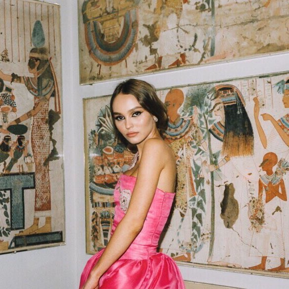 Inspirasi Tampil Stylish Ala Lily-Rose Depp