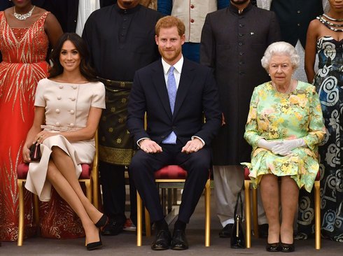 Duduk Silangkan Kaki, Meghan Markle Dinilai Tidak Sopan