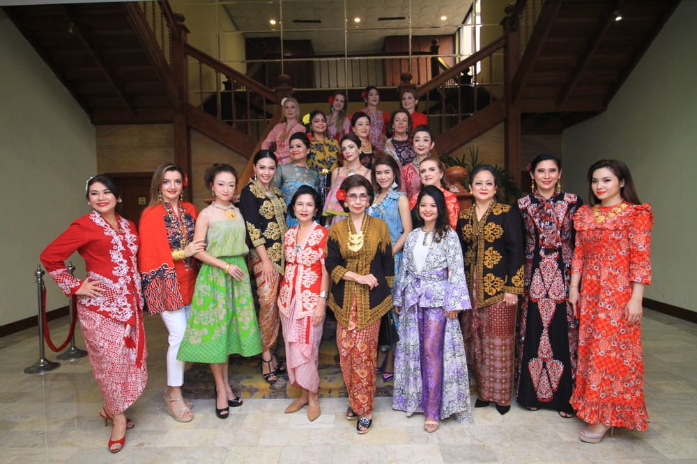 Eksplorasi Busana Batik dan Kebaya Dari Alleira Batik 