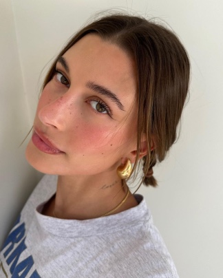 Trending! Ini 5 Rekomendasi untuk Clean Girl Makeup Looks 
