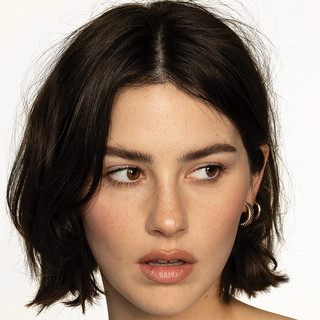 Ikuti 4 Gracie Abrams’s Makeup Looks with Freckles