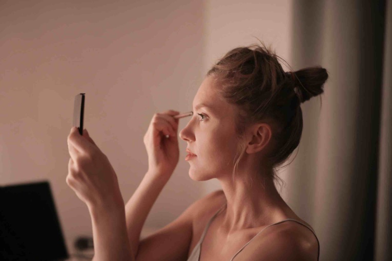 Ini 8 Tips Makeup Tahan Lama untuk Pesta Outdoor