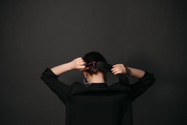 Hati-Hati! Ini 7 Dampak Ikat Rambut Terlalu Sering 