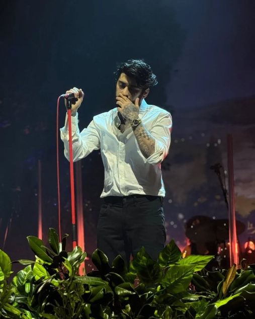 Zayn Malik Nyanyikan ‘Night Changes’ Setelah 10 Tahun