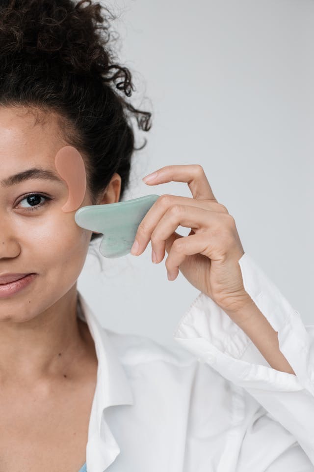 5 Manfaat Gua Sha untuk Wajah: Rahasia Kulit Sehat