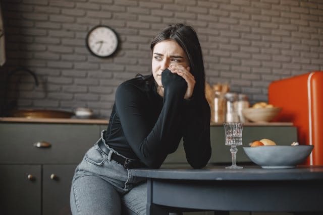 5 Cara Hilangkan Overthinking kepada Pasangan