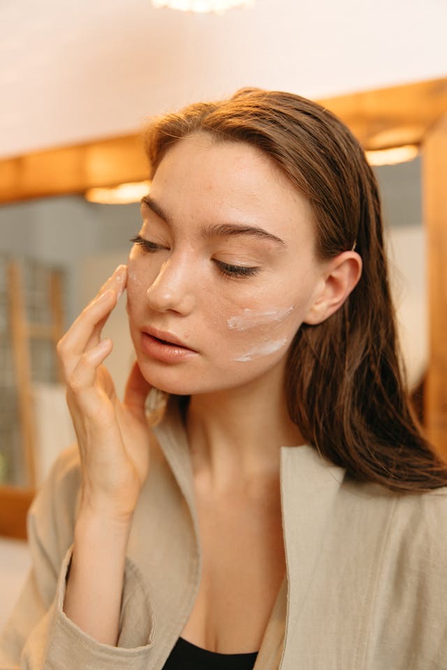 Efektif! Ini 5 Rekomendasi Cleansing Milk Lokal yang Lembut 