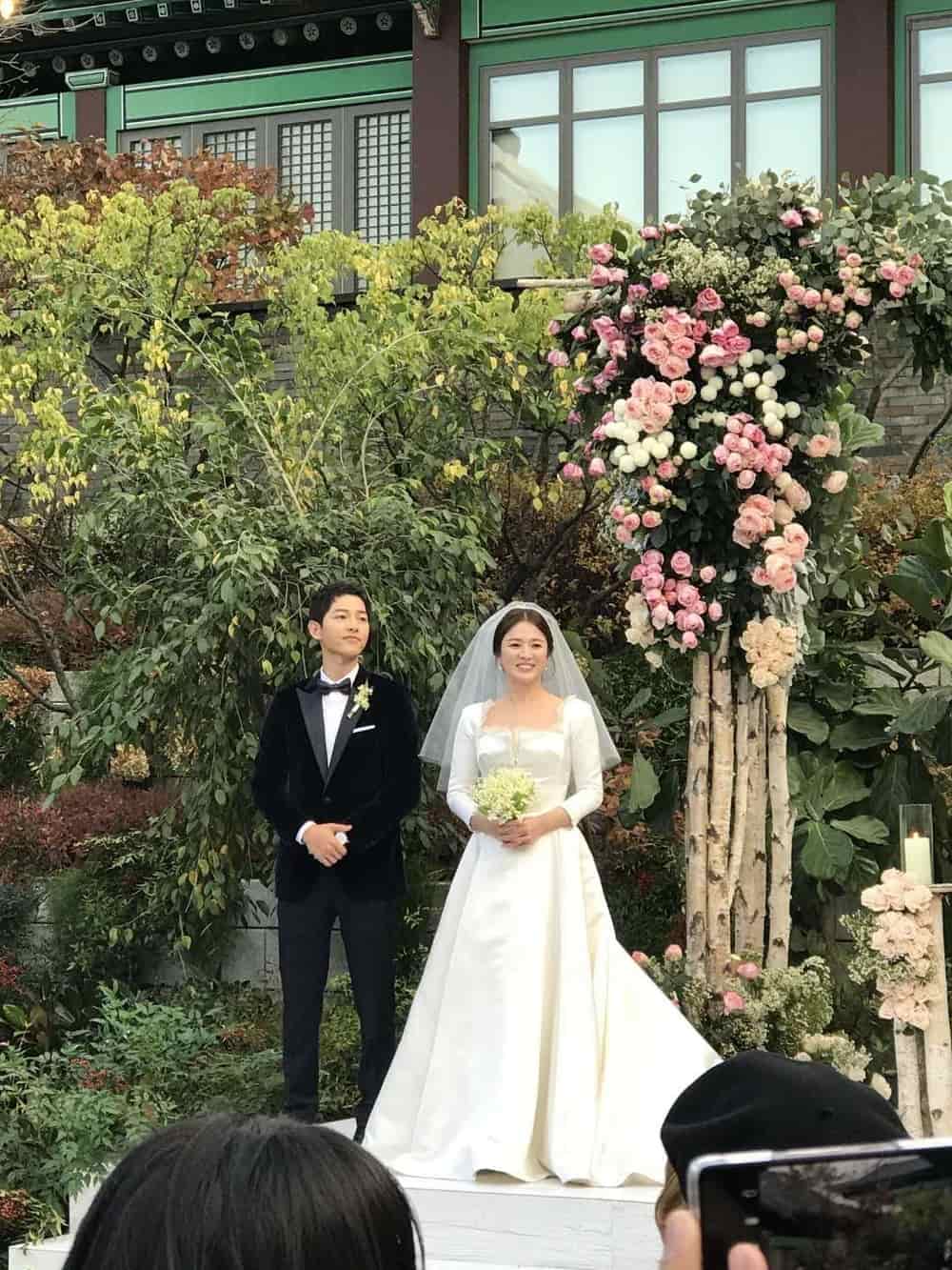 Intip Proses Pembuatan Gaun Pengantin Song Hye Kyo