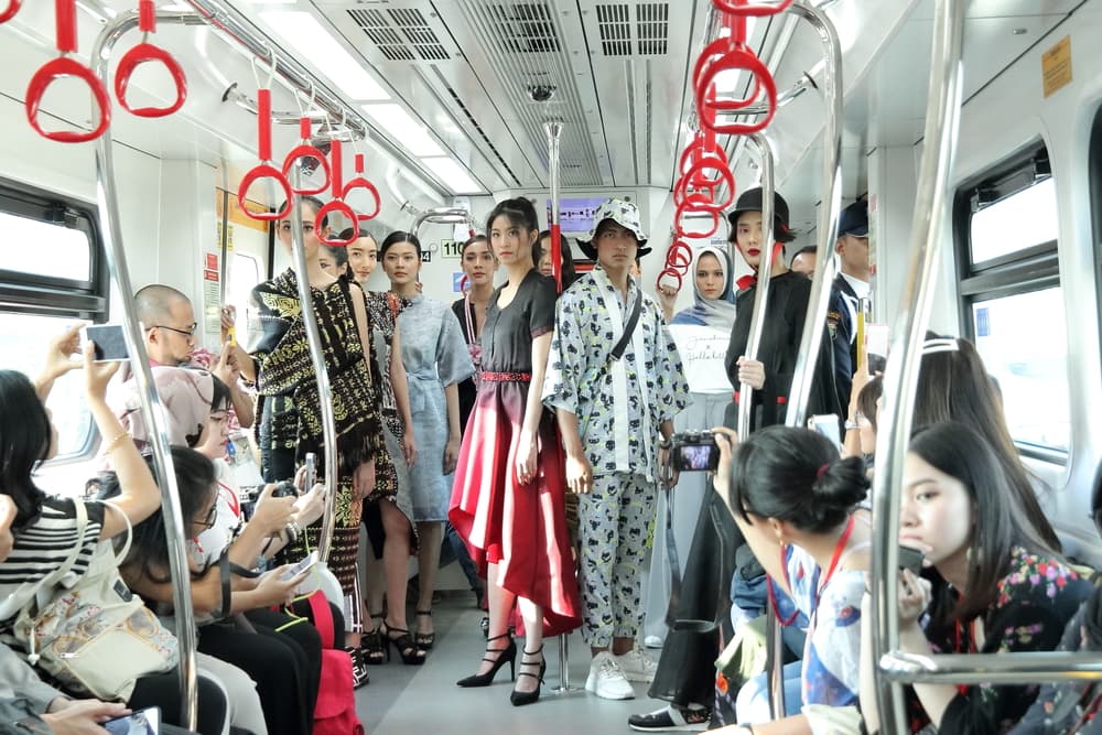 JFFF 2019: Jadikan LRT 'Panggung' Peragaan Busana