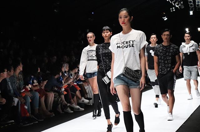 Kala 'Mickey Mouse' Hadir di Jakarta Fashion Week