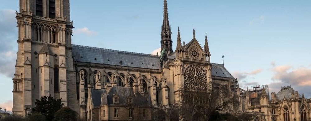 Katedral Notre Dame di Paris Terbakar