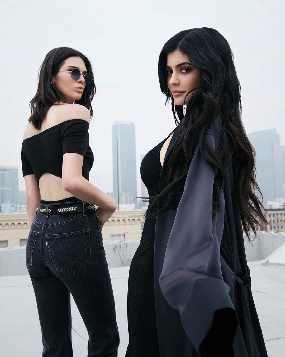 Kendall & Kylie Jenner Minta Maaf Karena Desain Mereka