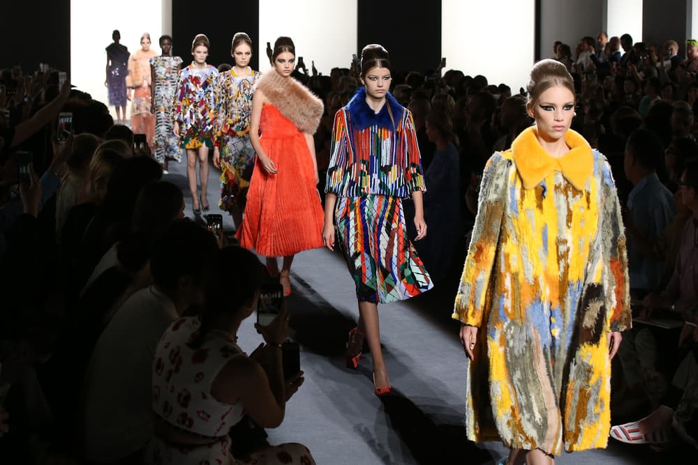 Koleksi Busana Penuh Tekstur dari Haute Couture Fendi