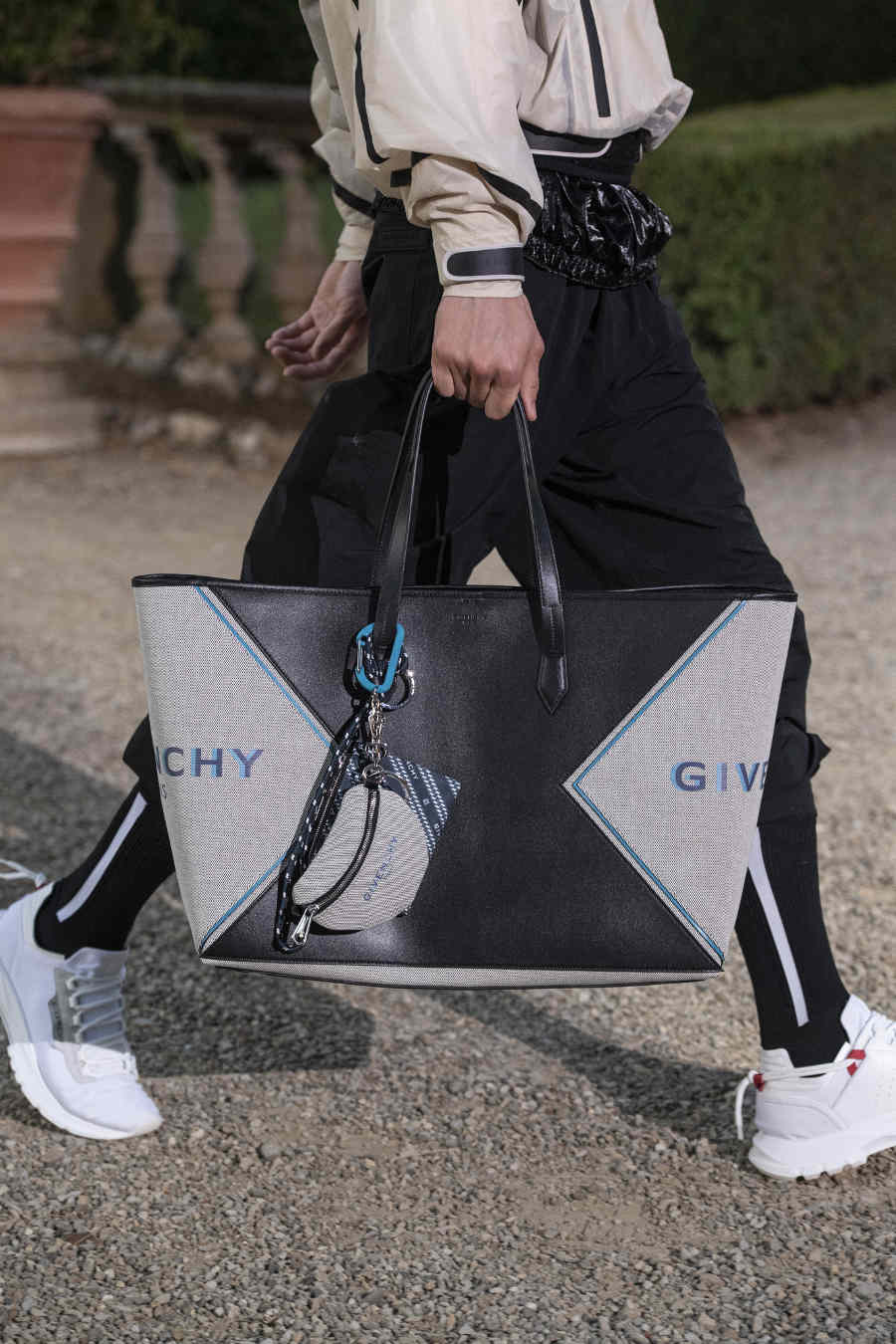 Koleksi Tas 'Bond' Givenchy Kini Hadir Untuk Pria