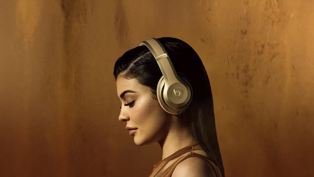 Kylie Jenner Bintangi Kampanye Balmain x Beats by Dre