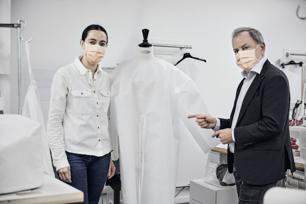 Louis Vuitton Membuat Ribuan Pakaian Rumah Sakit