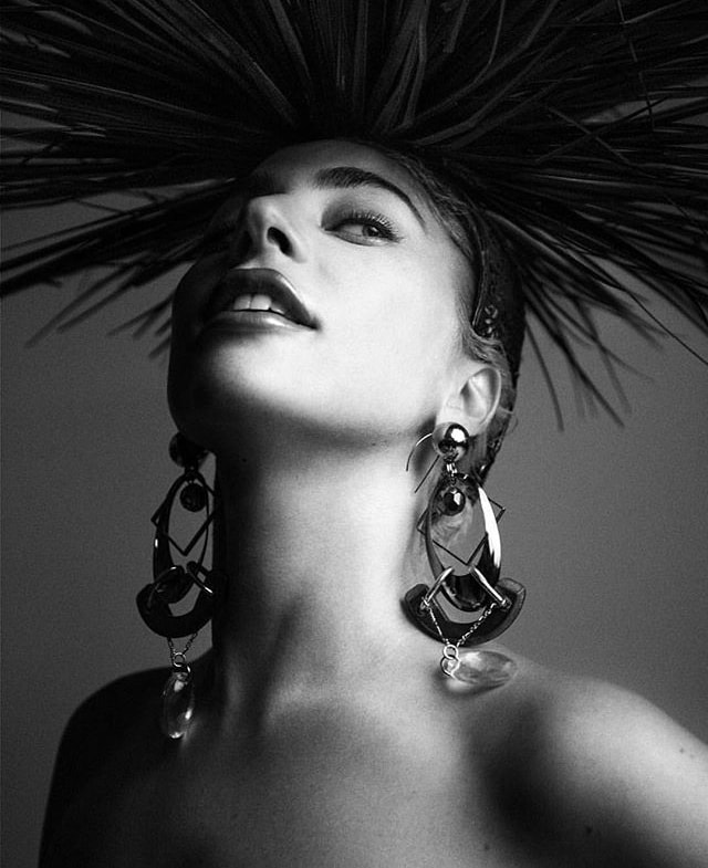 Lady Gaga Promo Konser dengan Headpiece Rinaldy Yunardi