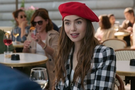 Lily Collins Ceritakan Proses Syuting Emily in Paris