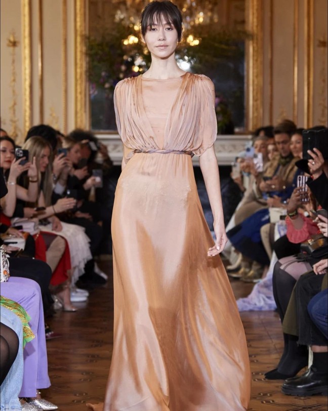 MS Glow & Leanne Marshall Tampil di Paris Fashion Show 2022