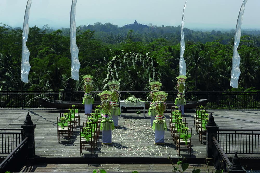 Mengikat Janji dengan Latar Belakang Candi Borobudur