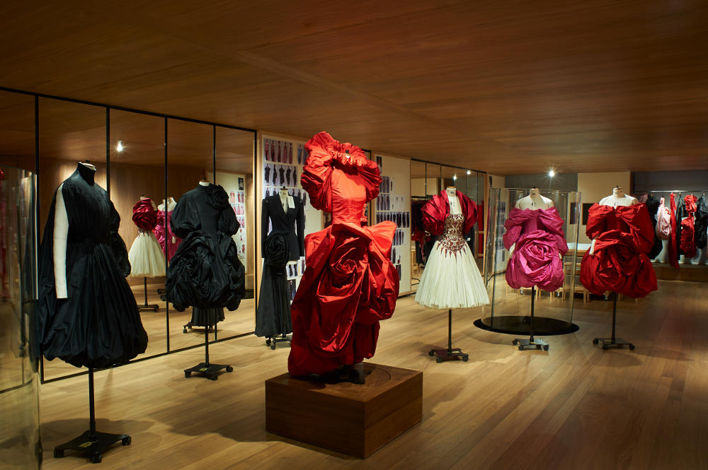 Mengintip Ekshibisi 'Roses' Alexander McQueen di London