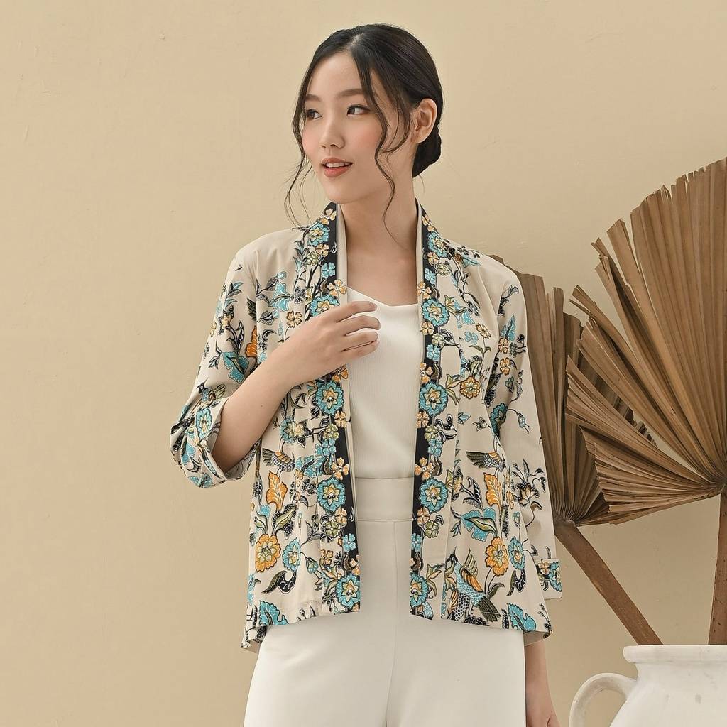 Pilihan Model Blazer Batik Untuk Wanita Gemuk