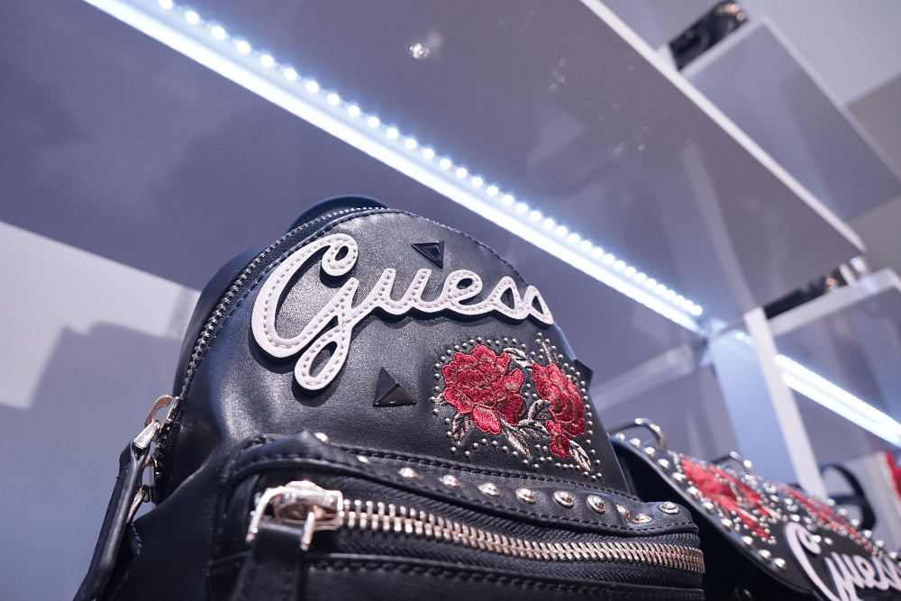 Nuansa Kontemporer di Butik Guess Accessories 