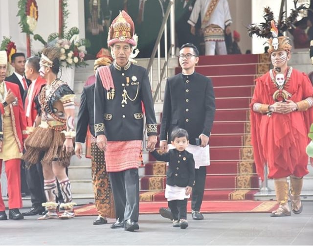 Parade Pakaian Adat di Upacara Peringatan HUT RI 73