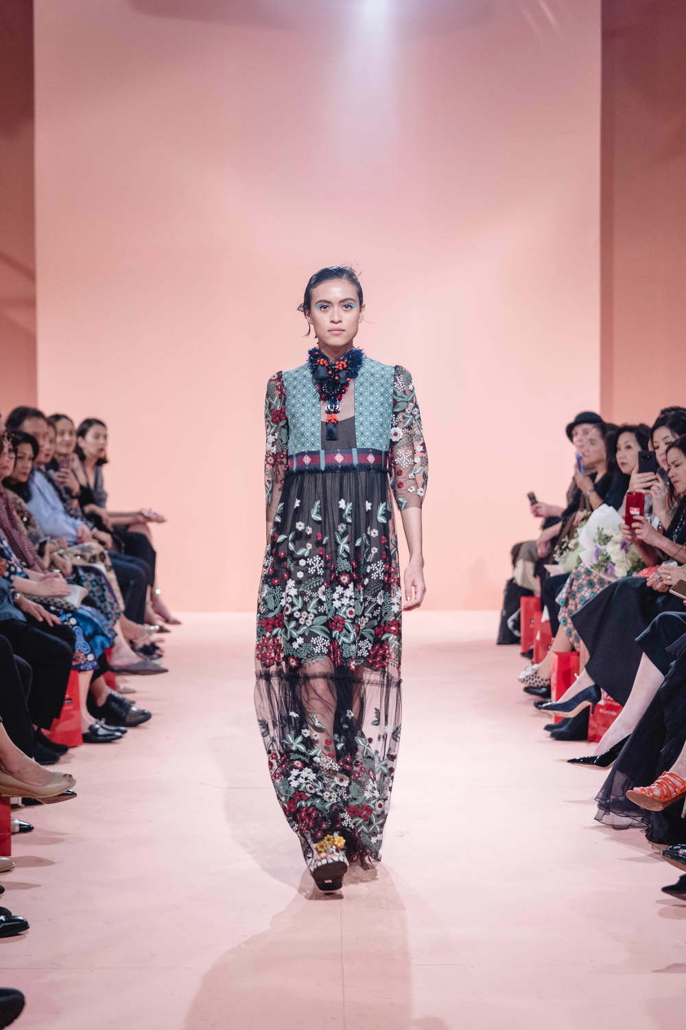 Permainan Kontras di Koleksi SS19 Biyan Studio 133