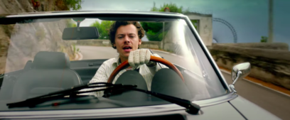 Gaya Busana Harry Styles Dalam Video Klip Golden