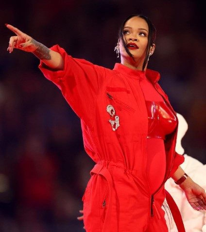 Spektakuler! Rihanna Umumkan Baby Bump di Super Bowl 2023