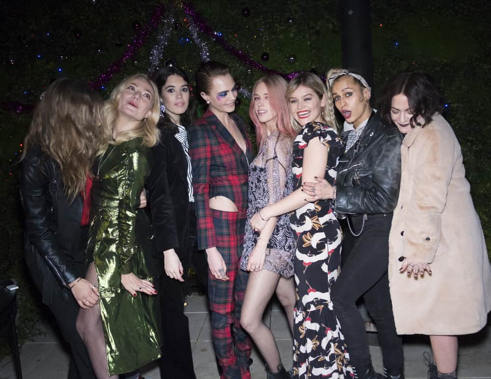 Serunya Perayaan Natal Burberry x Cara Delevingne