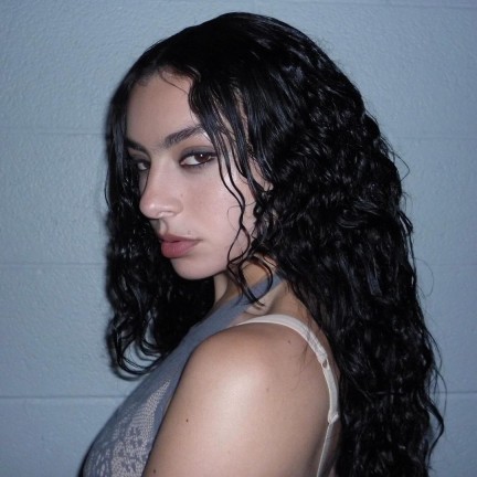 Charli XCX Menjadi Wajah Baru Valentino Beauty