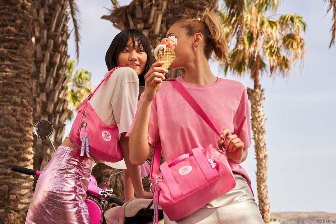 Terlalu Gemas! Intip Koleksi Tas Kolaborasi Barbie x Kipling