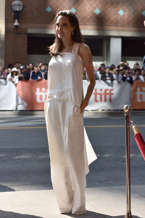 Spotted: Angelina Jolie Mengenakan Givenchy