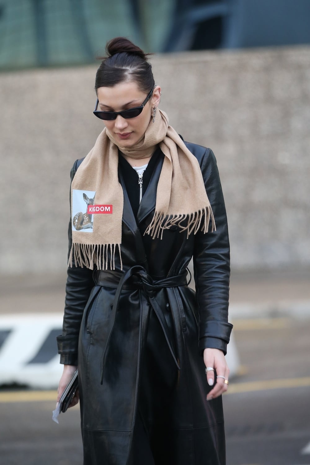 Spotted: Bella Hadid Mengenakan Scarf Burberry